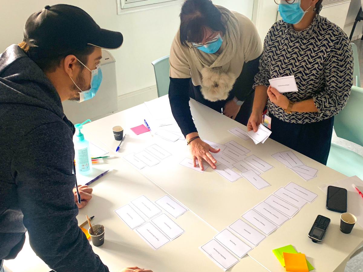 Session de tri de cartes avec l'équipe de la Clinique Pasteur pour structurer les contenus du site