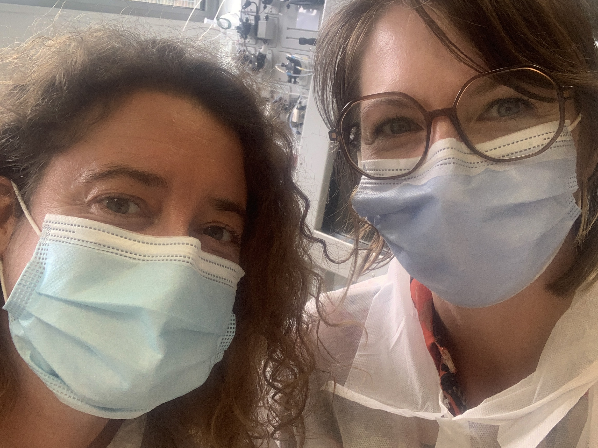 L'équipe WD sur site en laboratoire, en tenue de protection, lors de l'étude terrain pour Myriade