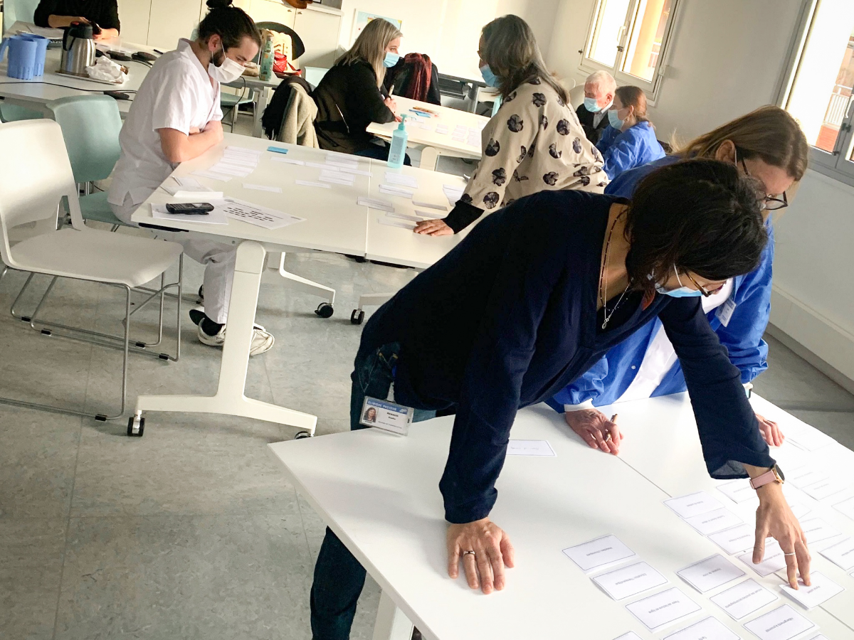 Atelier de co-création avec patients et personnel soignant autour de cartes de contenus