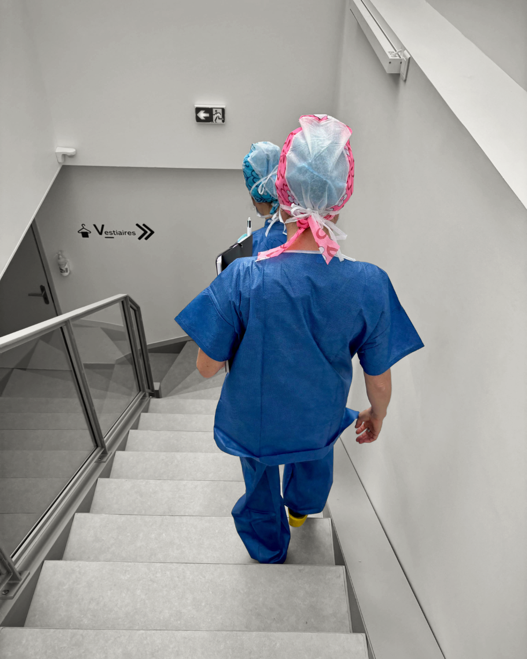 Équipe médicale se dirigeant vers le bloc opératoire