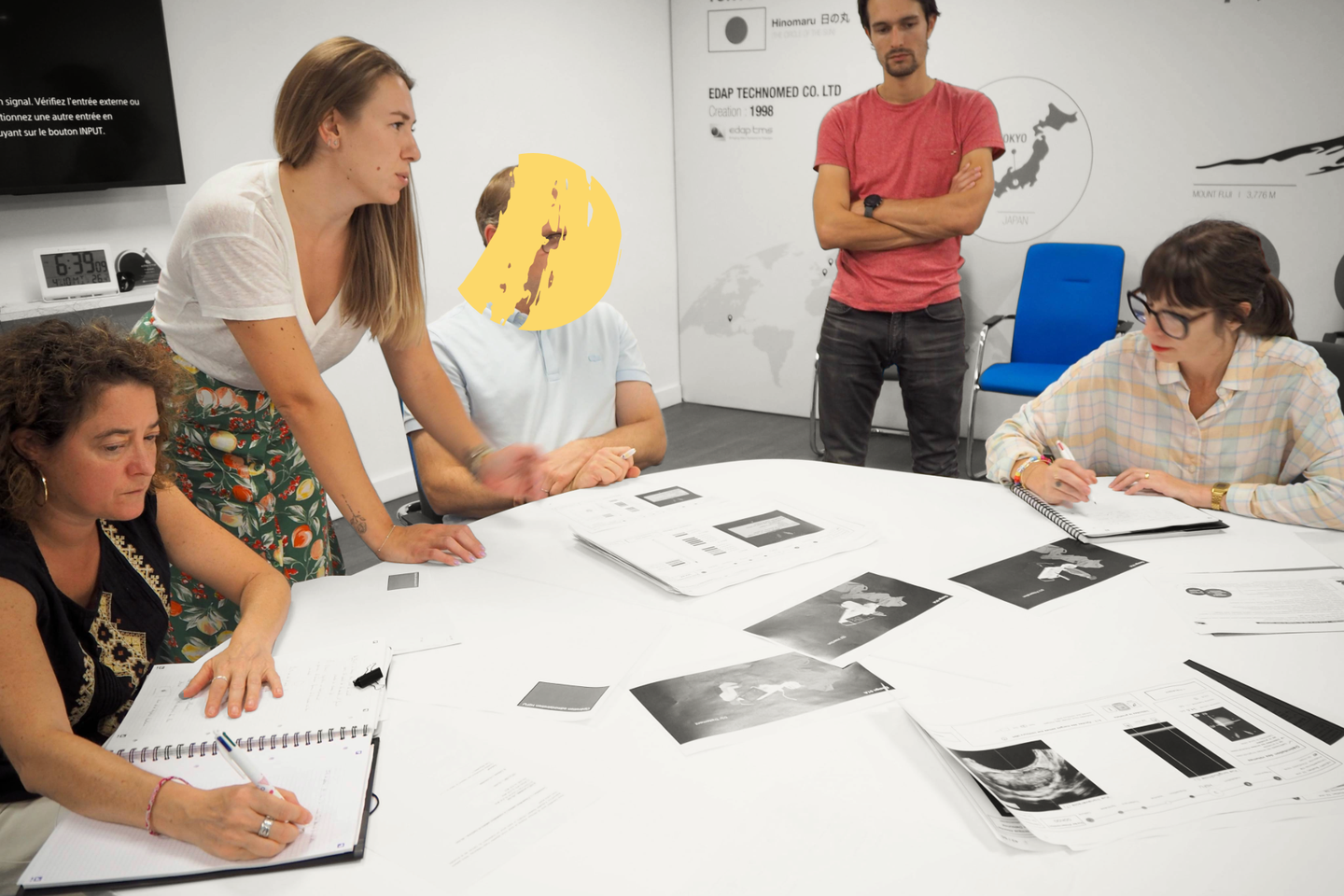 Atelier de travail WD avec l'équipe Focal One autour de maquettes et documents